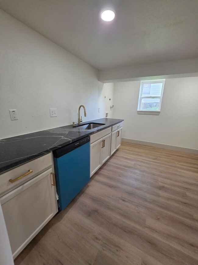 Foto del edificio - Studio Apartment with bathroom, kitchen & utility area on the lower level of property.
