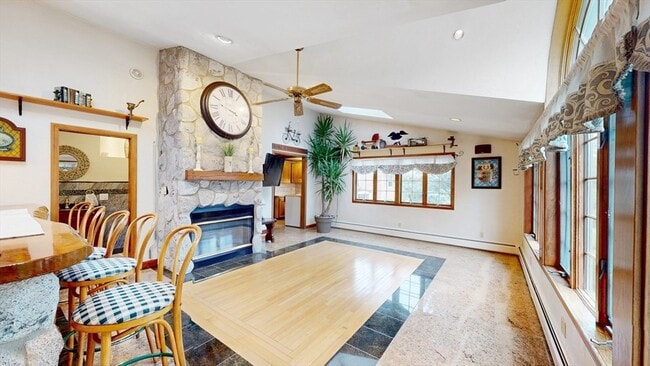 Building Photo - 654 Main St