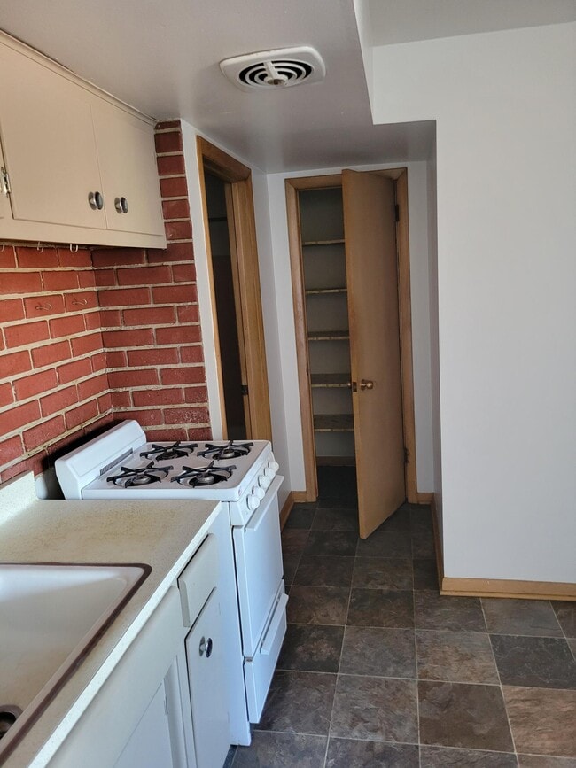 Building Photo - 6521