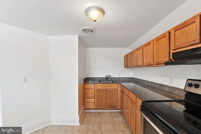 Building Photo - 104 N Layton Ave