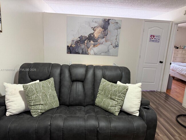 Foto del edificio - 6195 NW 186th St