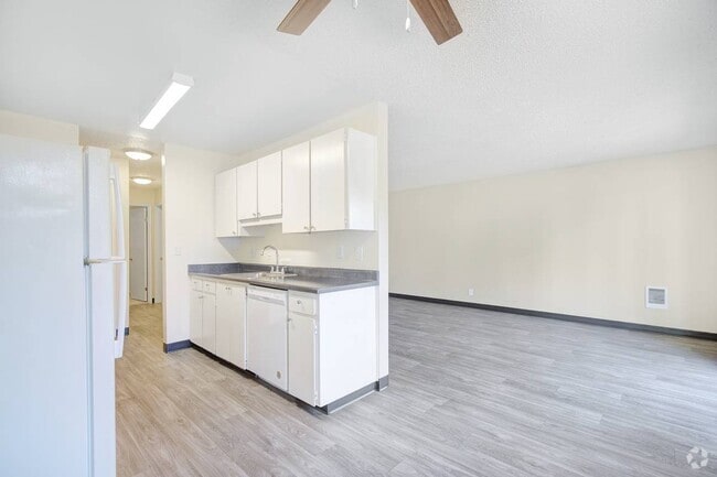 Building Photo - Royal Pines