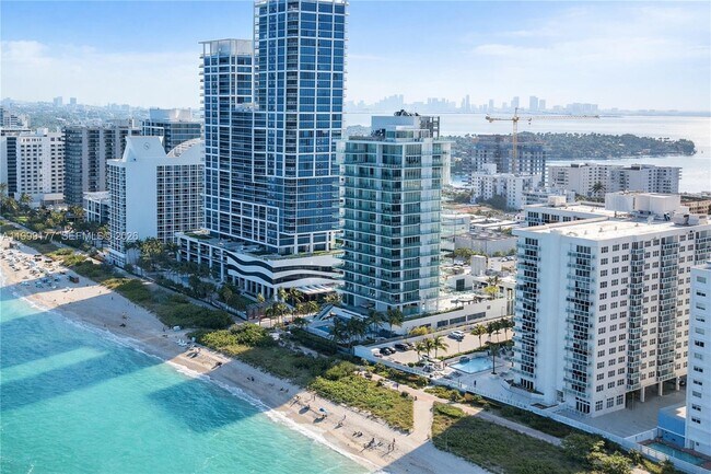 Foto del edificio - 6917 Collins Ave