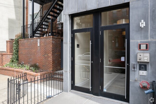 Entrada - 115 Clinton St