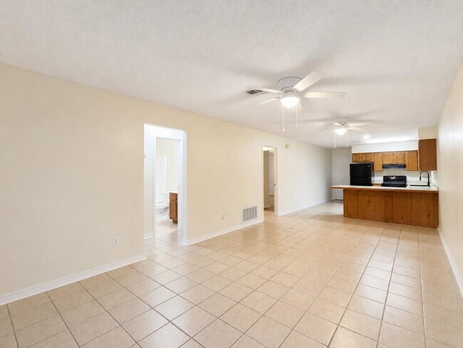 Foto del edificio - "Charming 2-Bedroom Townhouse with 2 Full Baths on Wellington Road!"
