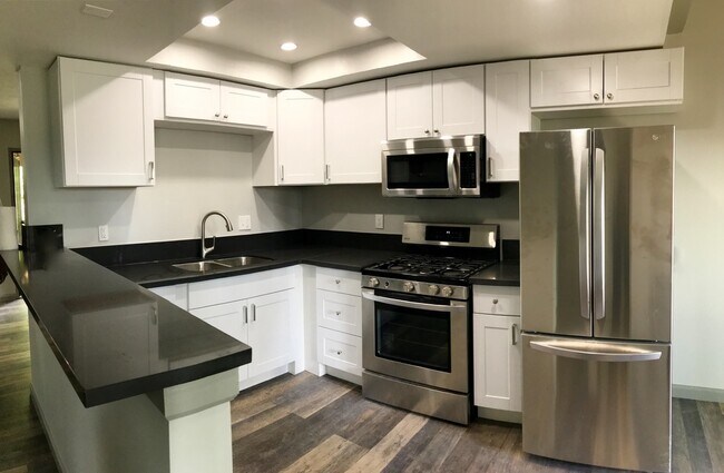 Foto del edificio - 13722 Red Hill Ave