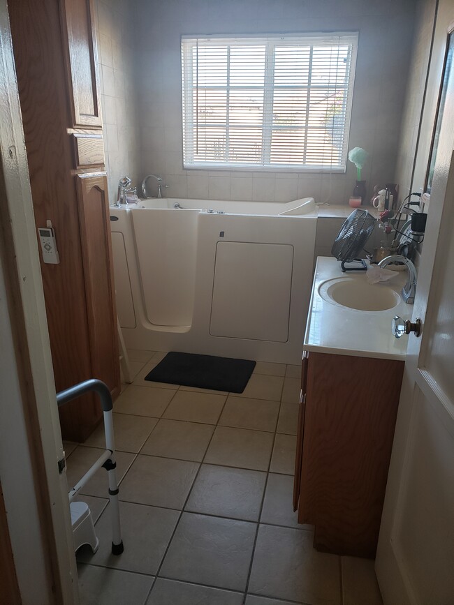 Bathroom w/Walk-In Tub - 12001 Longvale Ave