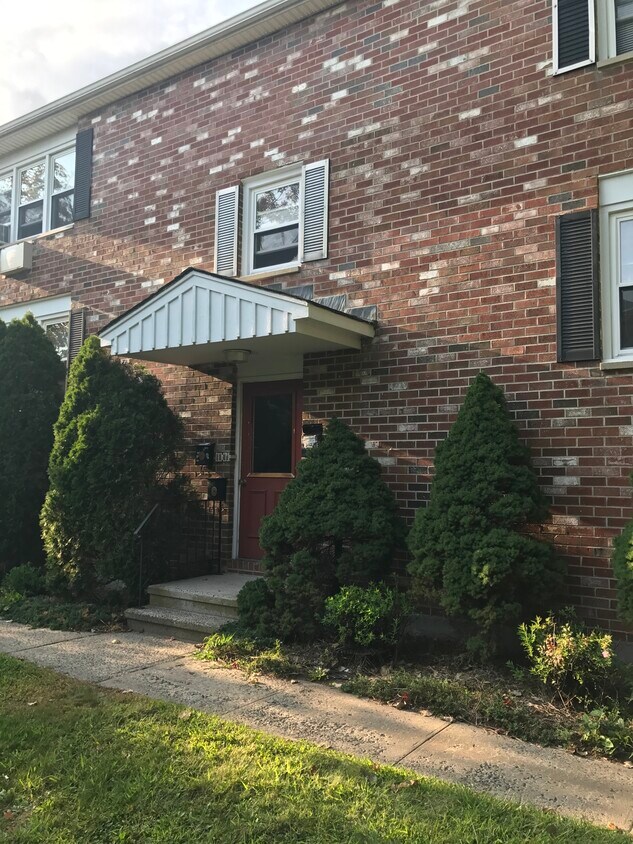Foto principal - 63 Hiltbrand Rd