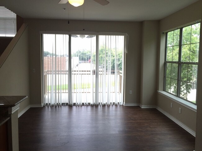 Building Photo - 3 Bed, 3 Bath Townhome Walking Distance Fr...
