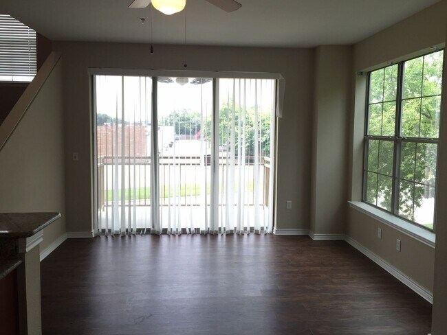 Foto del edificio - 3 Bed, 3 Bath Townhome Walking Distance Fr...