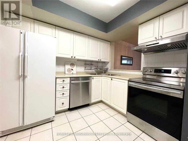 Building Photo - 28 Sommerset Way