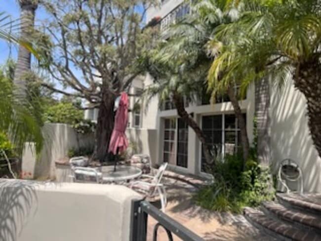 Building Photo - Luxurious Townhouse Located in the exclusi...