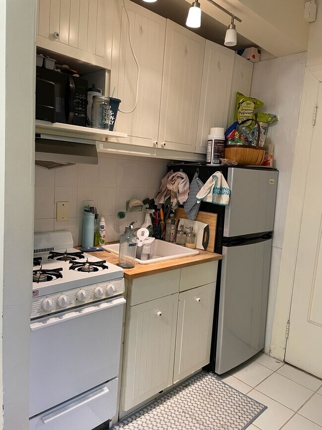Kitchennette - 1253 Beacon St