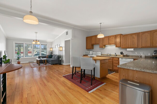 Building Photo - 2305 Fulle St