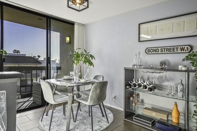 Photo - 7320 Hawthorn Ave (Los Angeles, CA) Apartment