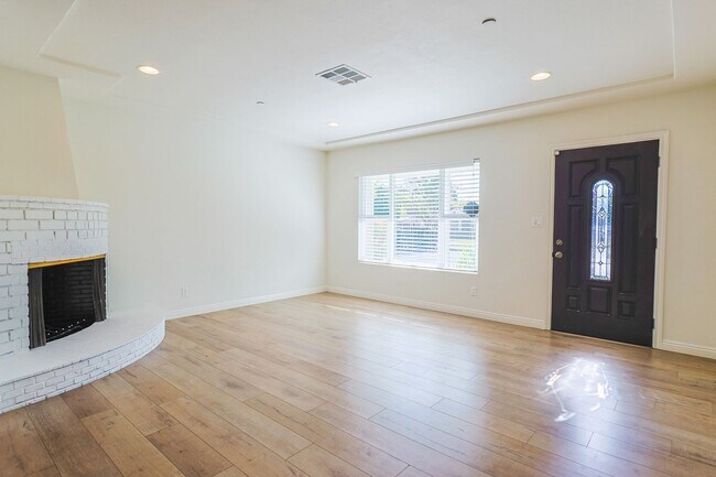 Building Photo - Amazing 4-bedroom + 3-bathroom house in Ma...