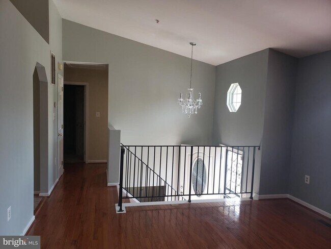 Building Photo - 1009 Larchmont Ave