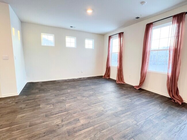 Foto del edificio - 6308 Juniper Dr