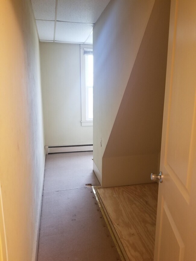 Building Photo - 208 E Elger St