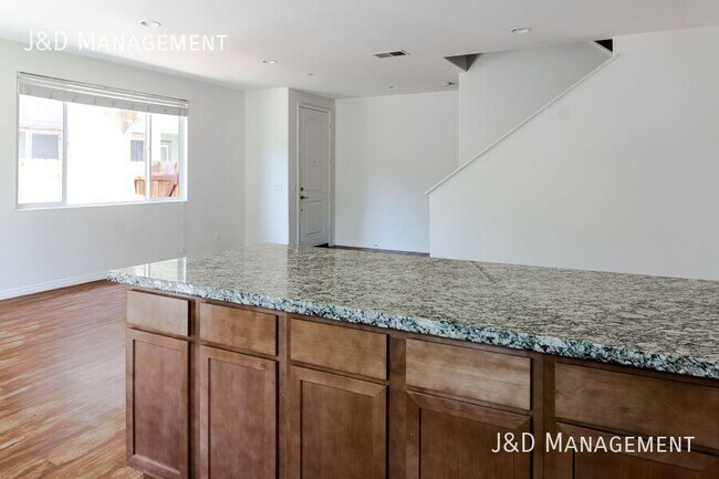 Building Photo - Spacious Townhome w/2 Car Garage in Gated ...