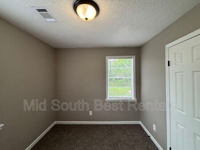 Building Photo - 2000 W 18th St