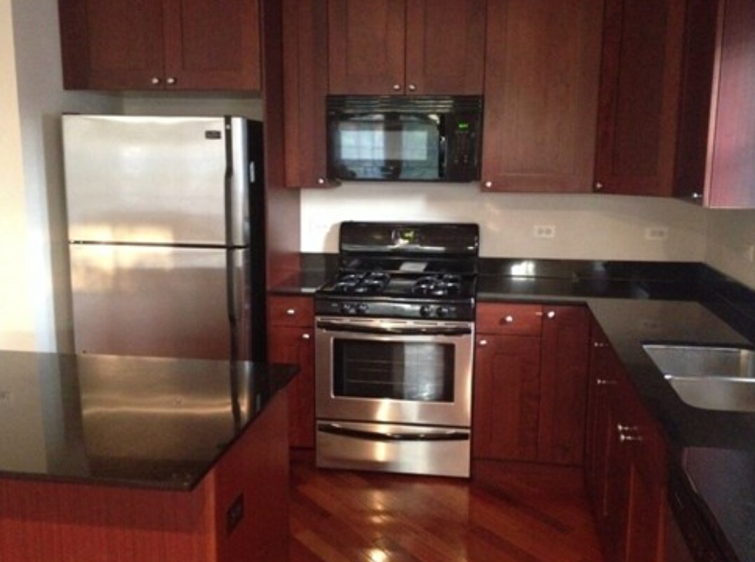 Foto principal - 3114 N Racine Ave