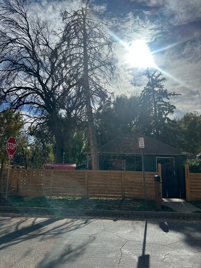 Foto del edificio - 3601 W Pikes Peak Ave