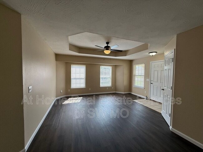 Building Photo - 1144 N Northwood Ave