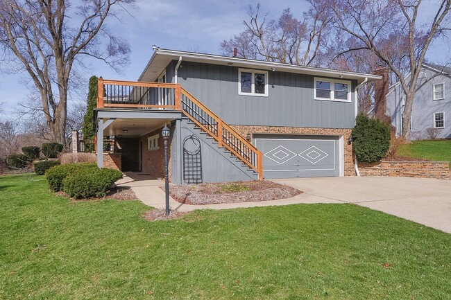 Building Photo - 225 Circle Dr