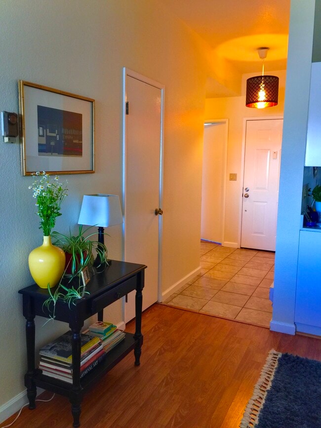 Entry hall - 127 Shoreline Ct