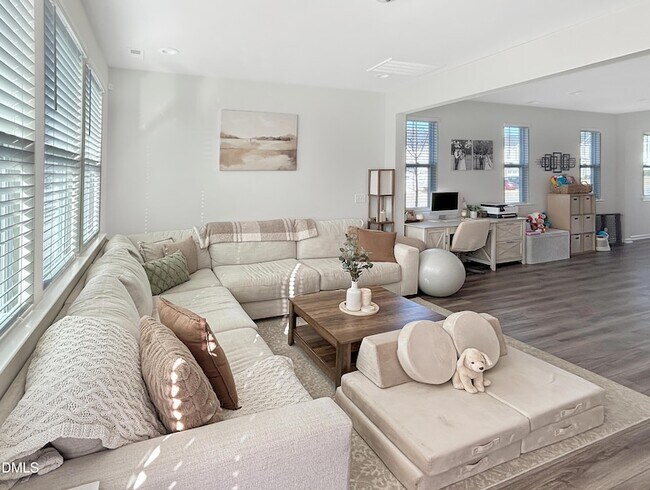 Foto del edificio - 779 Creekway Dr