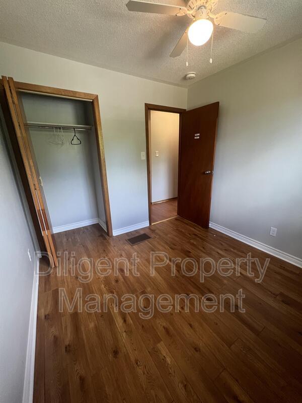 Building Photo - 926 Dainard Dr