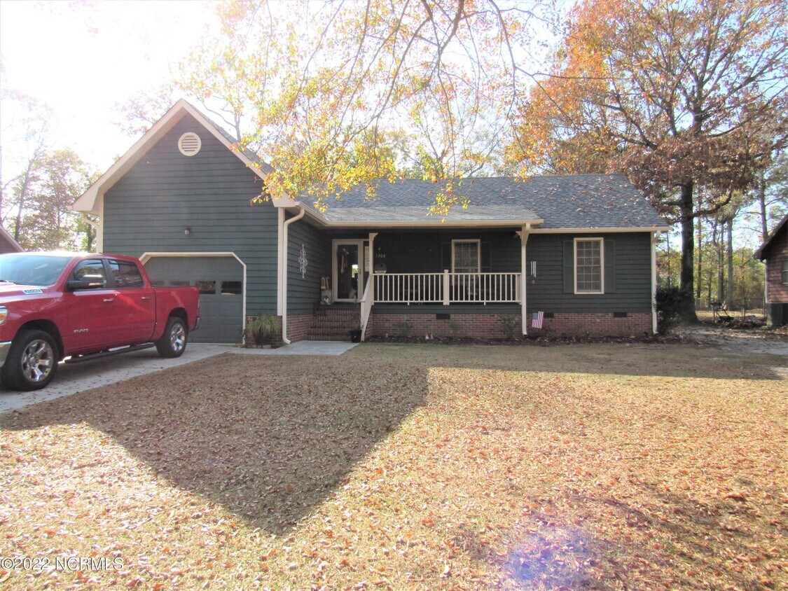 1306 Willow Springs Dr E, Richlands, NC 28574 House Rental in