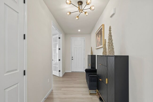 Building Photo - Stunning 4-Bedroom Home in Raven Oaks Comm...