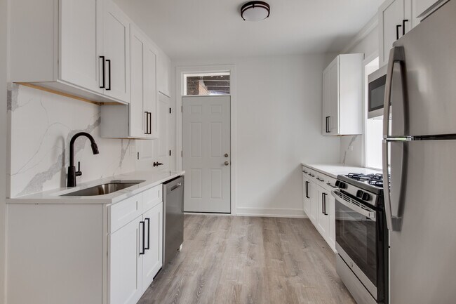 Building Photo - 3056 W Cortland St