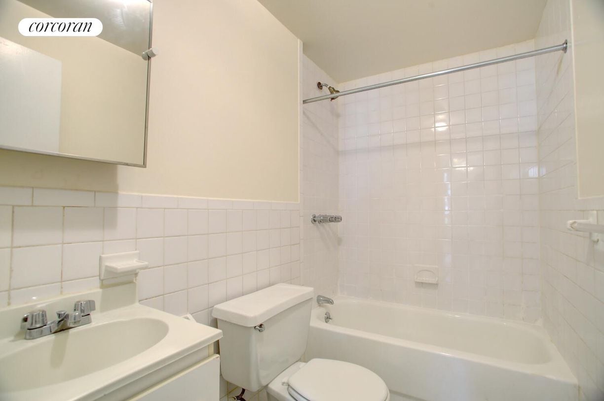 Building Photo - 128 W 81st St