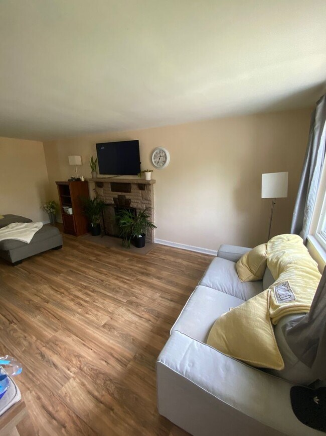 Photo - Spacious 3 bed, 1.5 bath single family hom... House