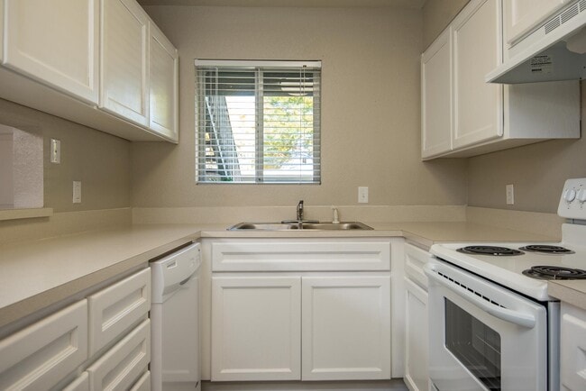 Two Bedroom w/ Den | Kitchen - Boulders on the River