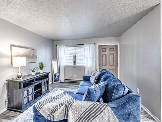 1 habitación, 1 baño - 544 pies cuadrados - Sala de estar - Tudor Crossing Apartments