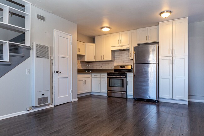 Building Photo - Two story 1 bed, 1 bath with in unit laund...