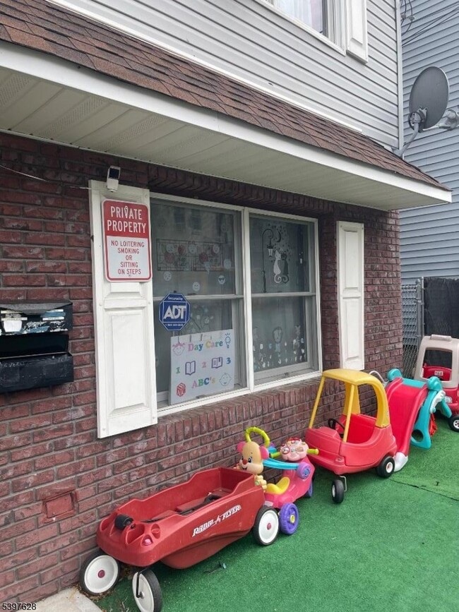 Building Photo - 743 E 18th St