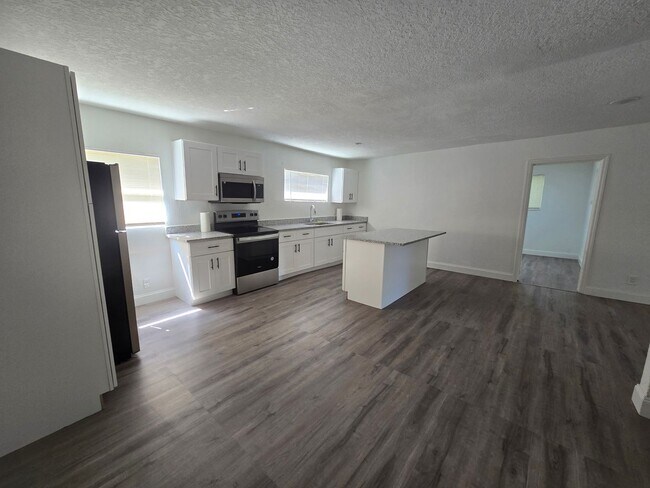 Building Photo - Updated 3 bedroom, 2 bath home