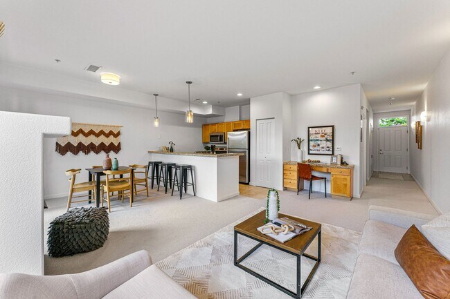 Building Photo - Updated 1BD/1BA Condo on Open Space!