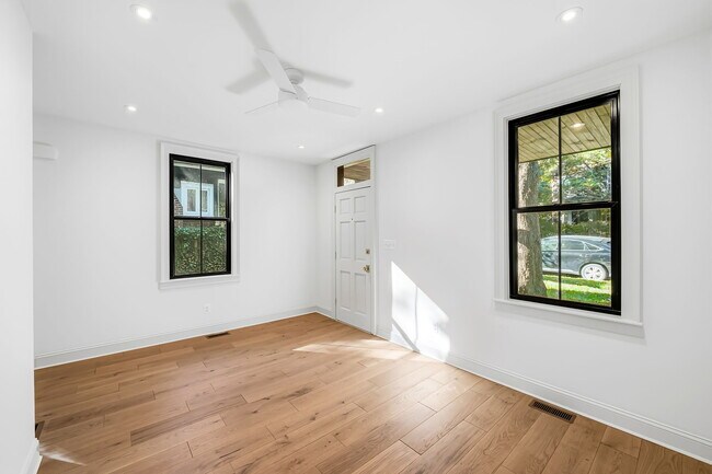 Bienvenido a casa: vista de la calle desde tu sala de estar - 4629 Keswick Rd