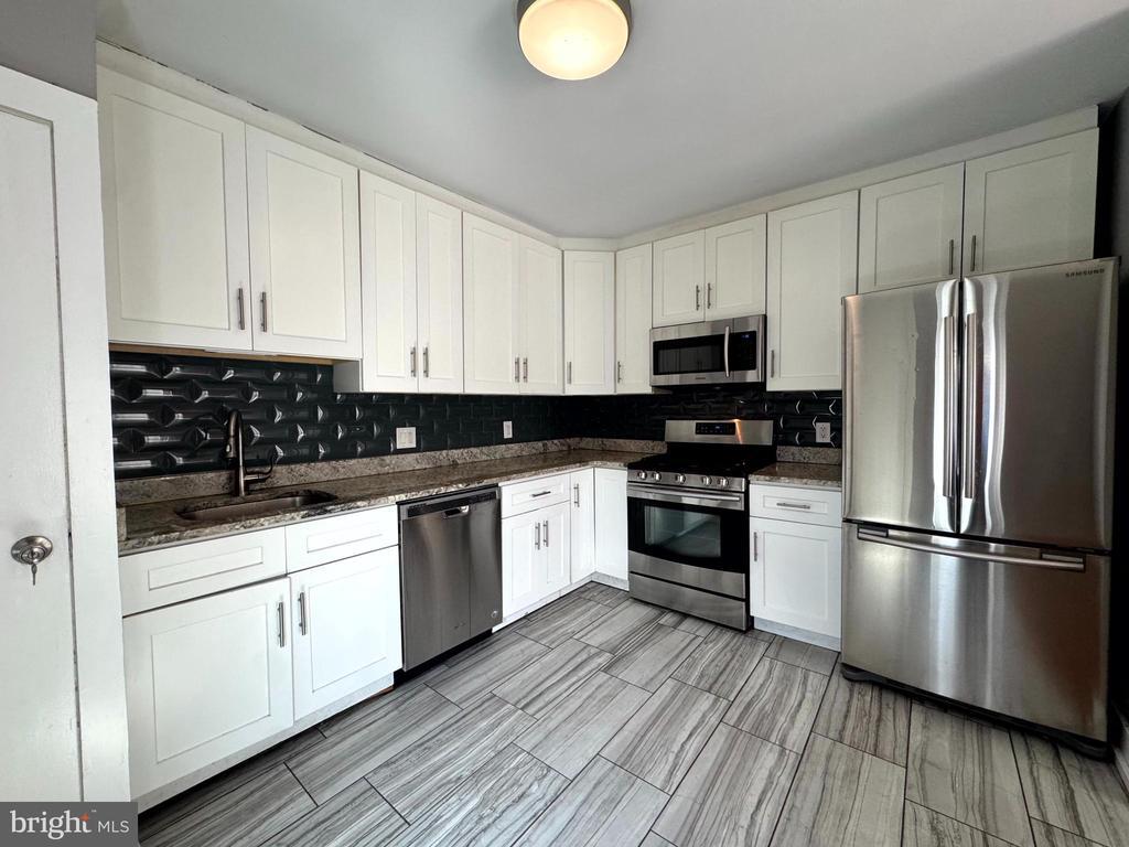 Primary Photo - 1415R E Hewson St