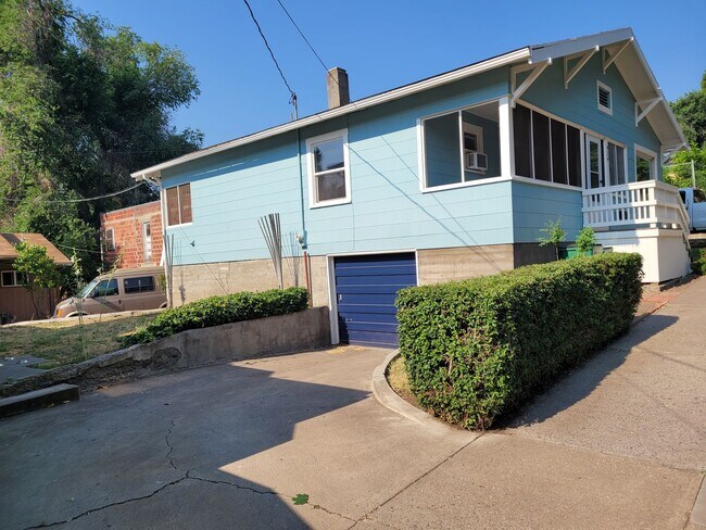 Building Photo - Super cute 2 bedroom 1 bath washer dryer h...