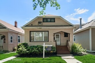 Building Photo - 2439 W Byron St