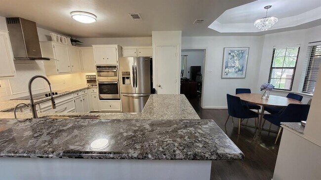 Building Photo - 2203 Bluebonnet Dr