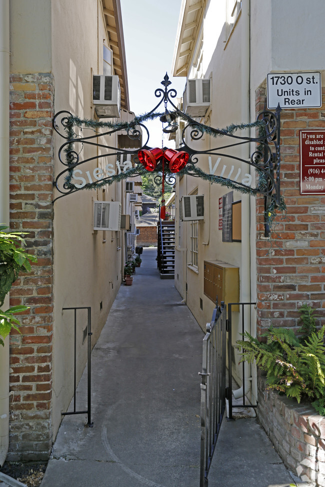 Building Photo - Siesta Crestwood