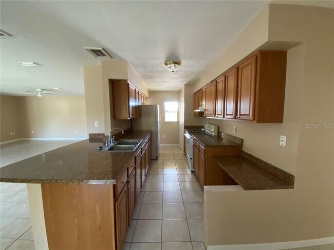 Foto del edificio - 22094 Kimble Ave
